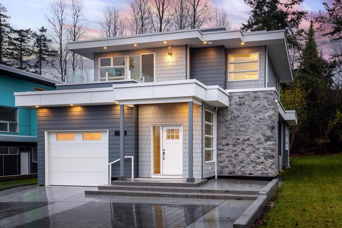 WEST COAST HOME IN THE HEART OF DEEP COVE British Columbia Luxury