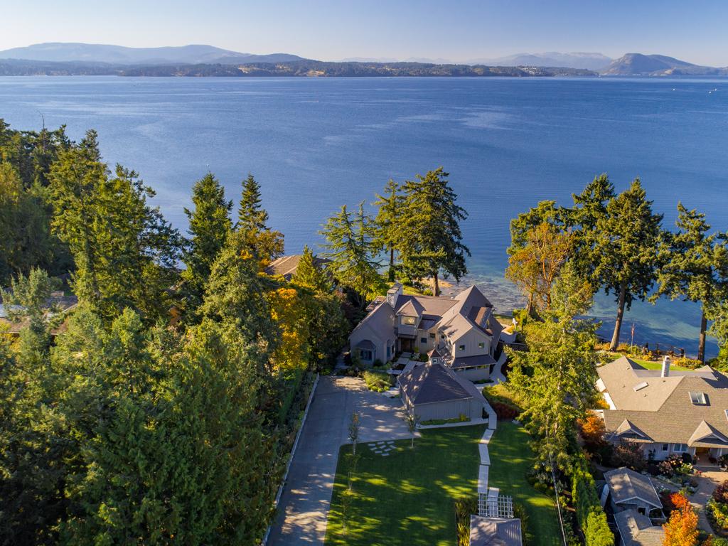 STUNNING WATERFRONT HOME IN CANADA British Columbia Luxury Homes