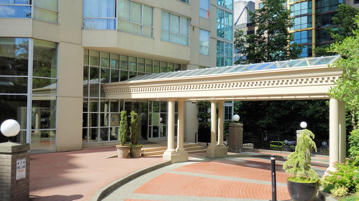 WELL-MAINTAINED CONDO IN THE HEART OF WEST END
