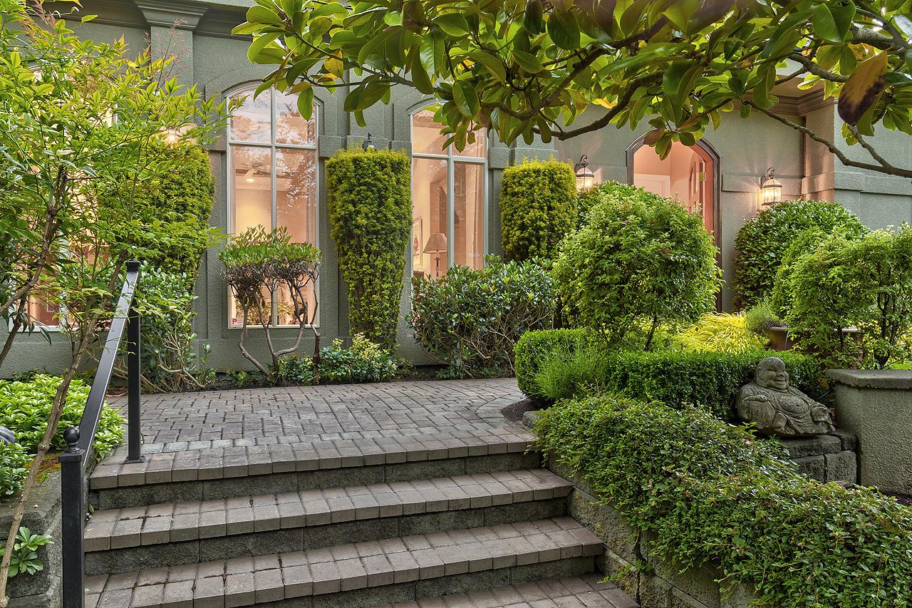 FINEST ARCHITECTURAL HOME IN OAK BAY