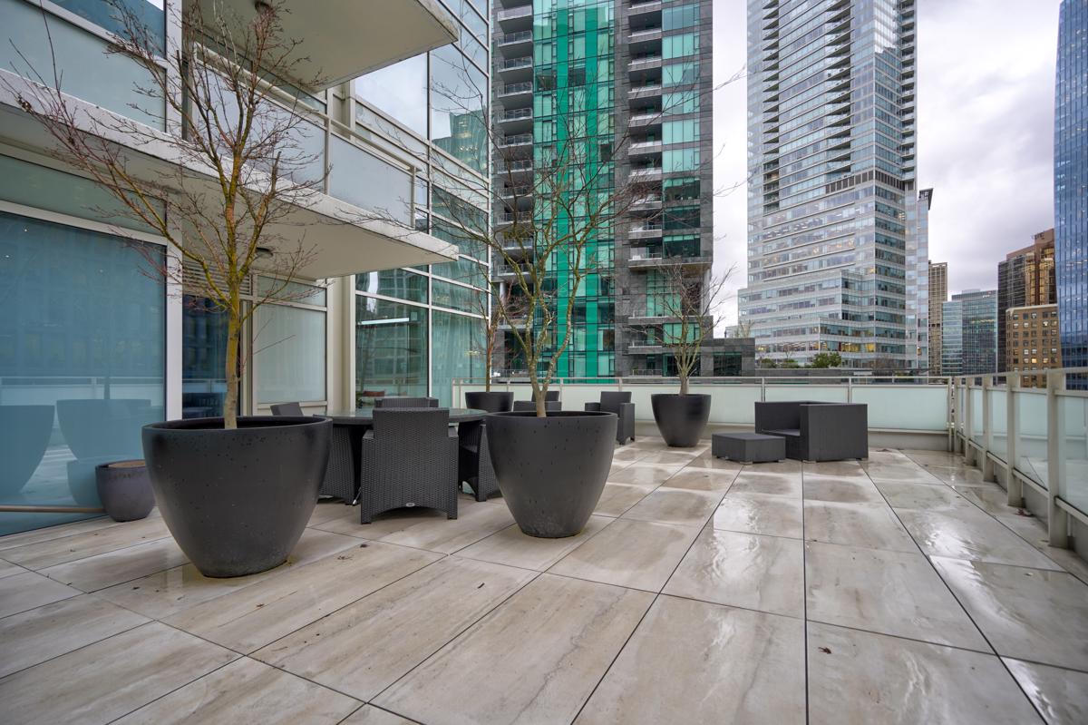 STUNNING TWO-LEVEL CONDO IN COAL HARBOUR