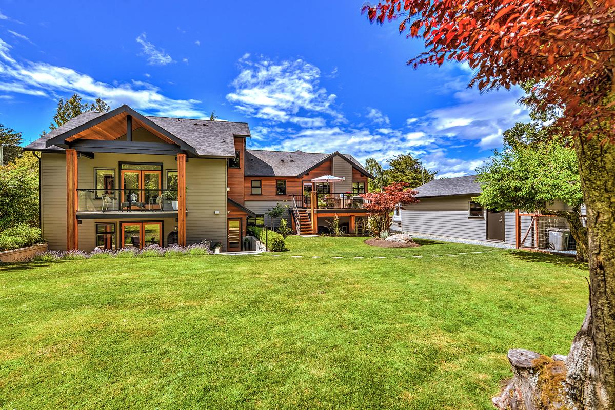 AMAZING AND MODERN HOME IN GORDON HEAD British Columbia Luxury Homes