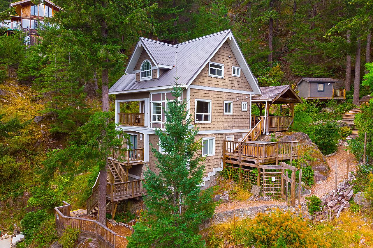 CHARMING BOWEN ISLAND HOME