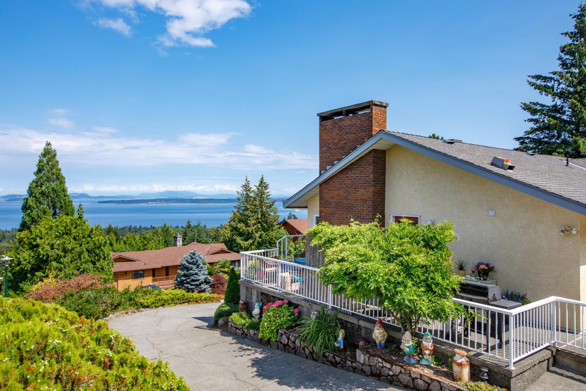 IMMACULATE HOUSE WITH BREATHTAKING VIEWS