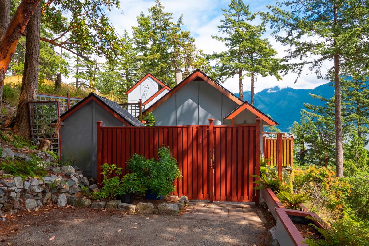 ARCHITECTURALLY DESIGNED WEST COAST MODERN HOME