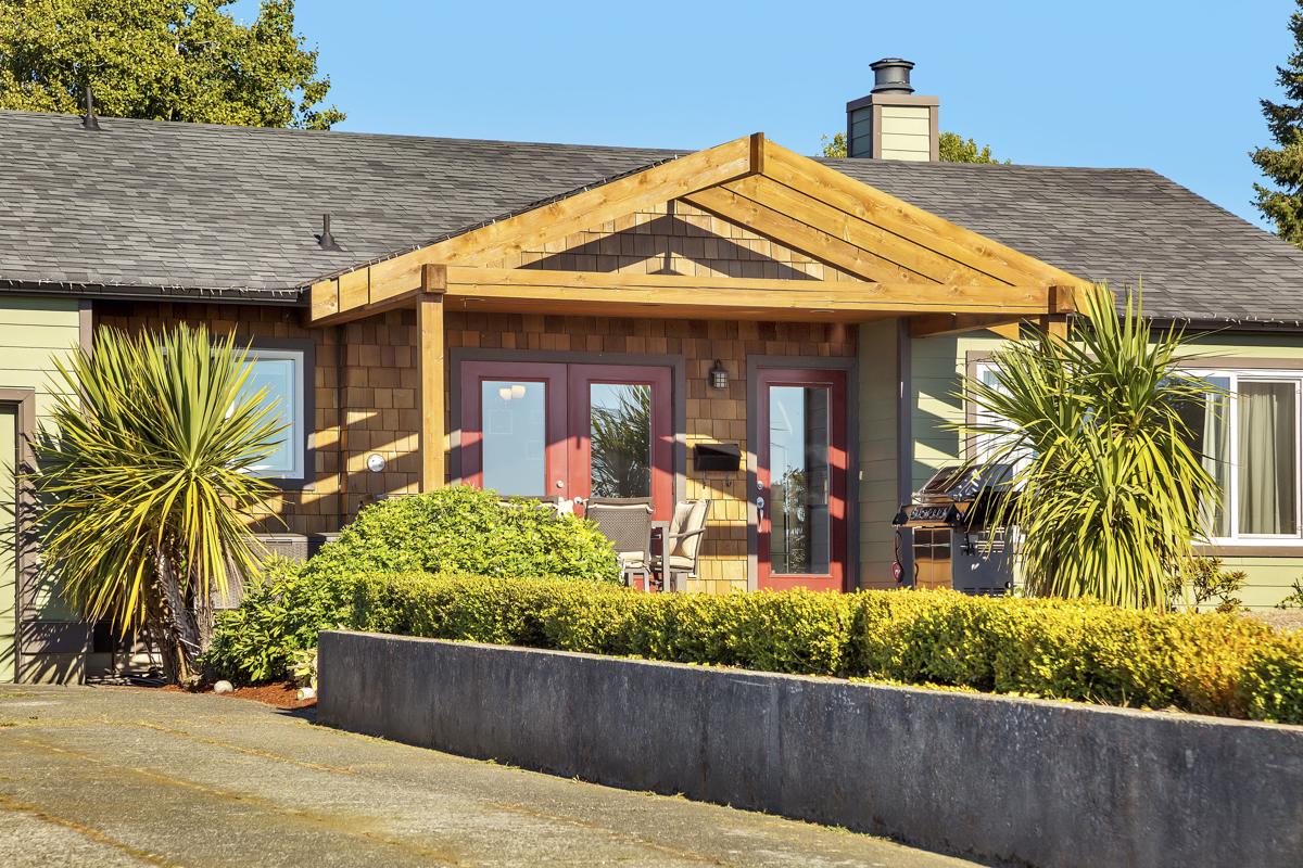 RANCHER HOME WITH INCREDIBLE UNOBSTRUCTED OCEAN VIEWS