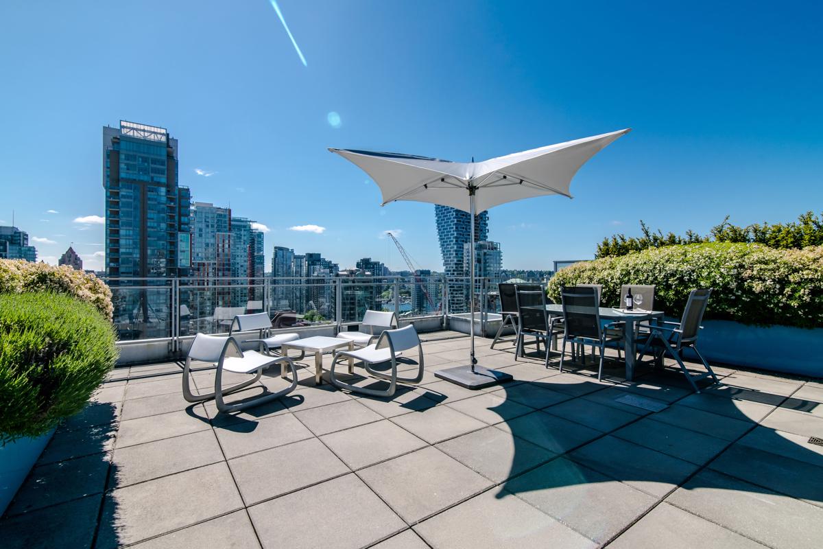 CONTEMPORARY DESIGNER PENTHOUSE WITH STUNNING VIEWS