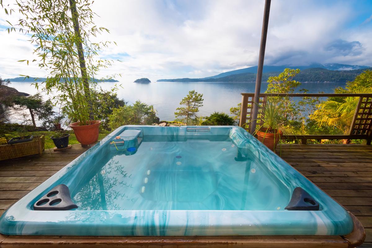 WATERFRONT BOWEN ISLAND HOME WITH ACREAGE British Columbia Luxury