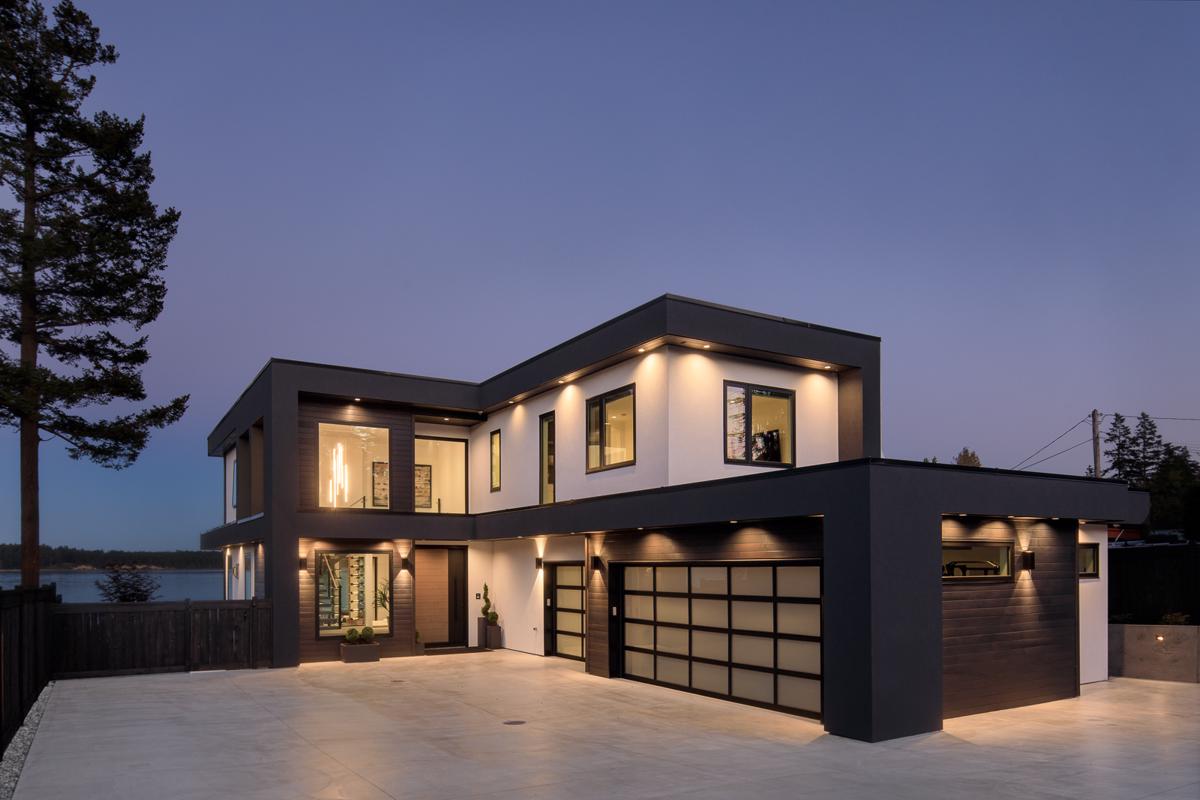 OUTSTANDING LOW-BANK WATERFRONT NORTH SAANICH HOME