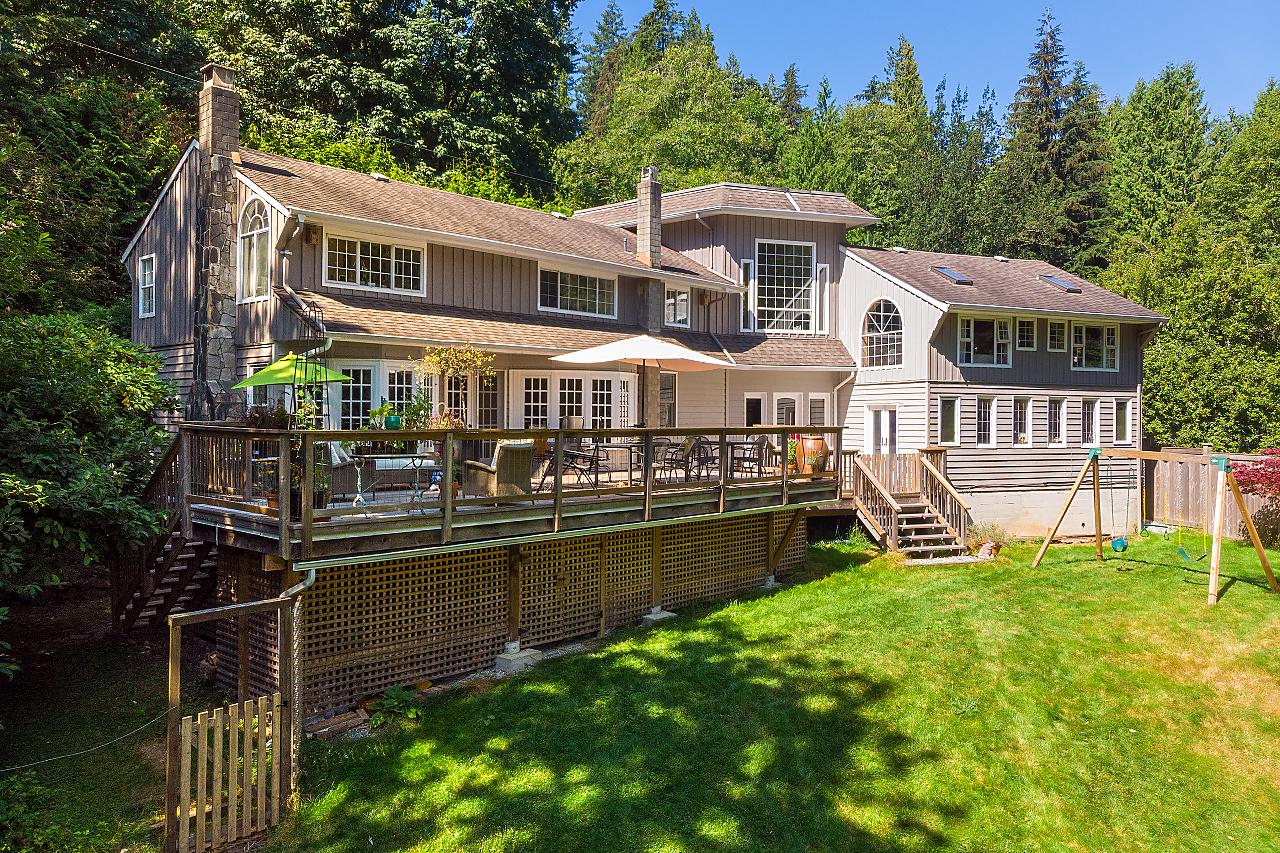 CHARMING COUNTRY LIFE ON BOWEN ISLAND