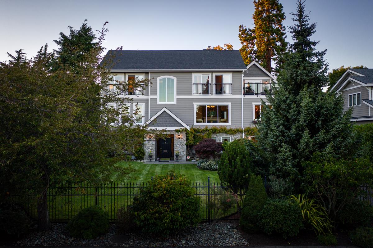 BEAUTIFULLY DESIGNED VICTORIA HOME ON LARGE LOT British Columbia