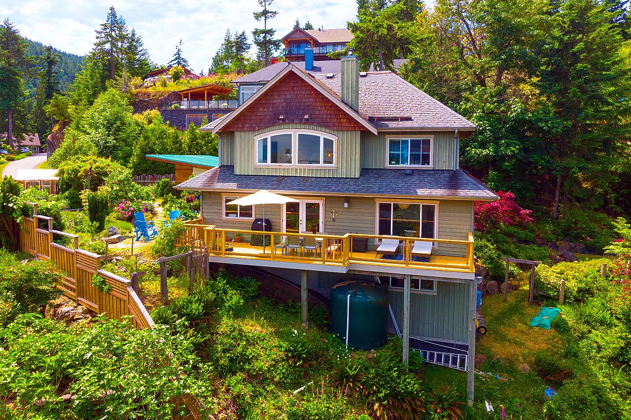 RARE PRIVATE BOWEN ISLAND ABODE
