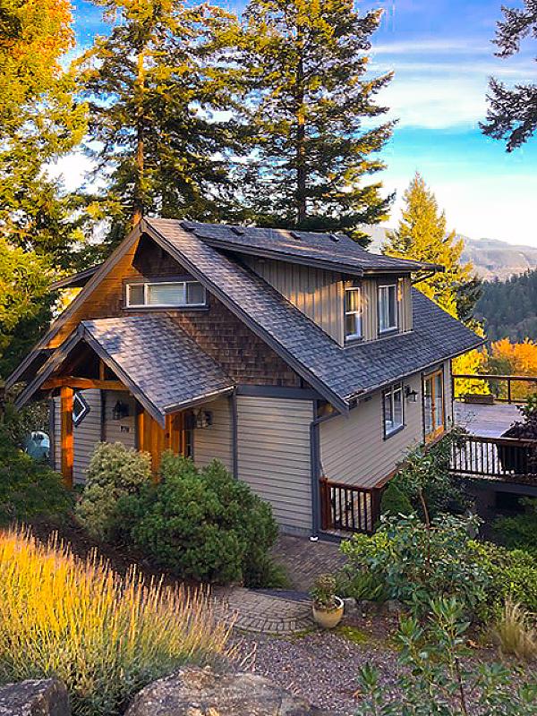 COZY HOME WITH EXPANSIVE VIEWS
