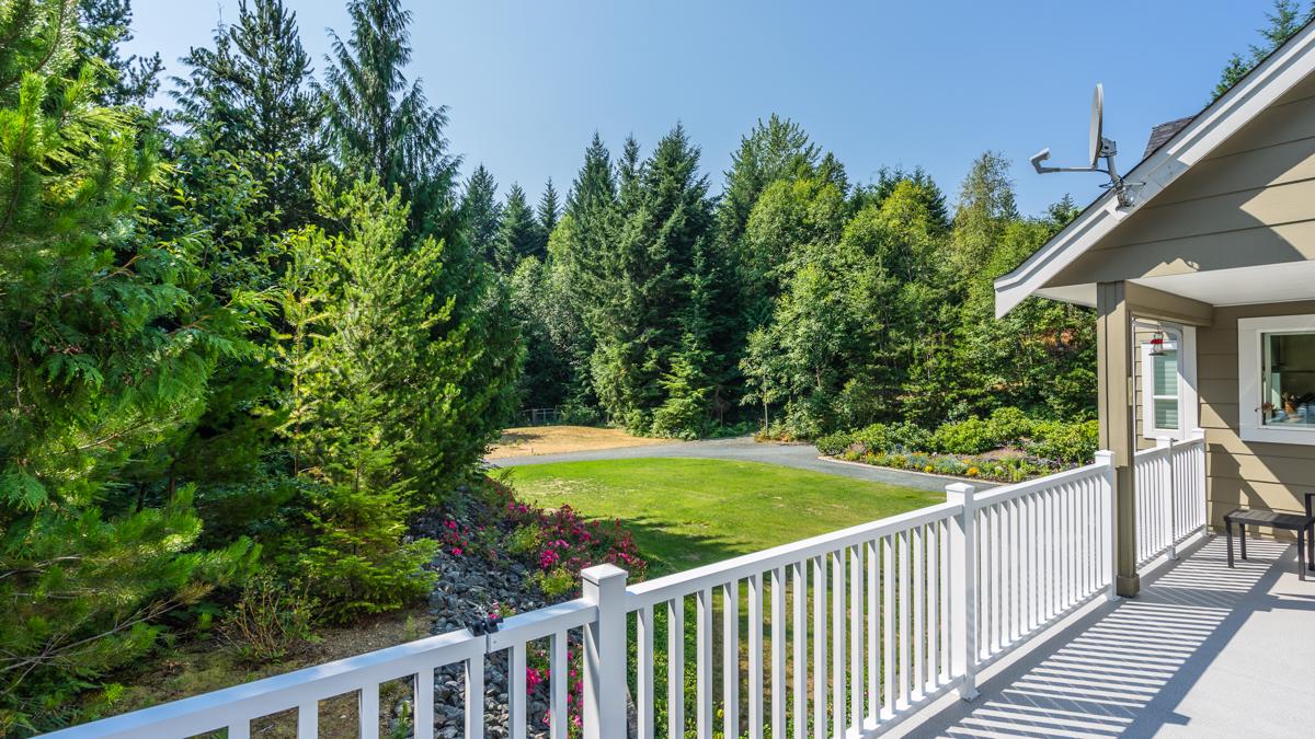 PEACEFUL HOME IN QUALICUM BEACH British Columbia Luxury Homes