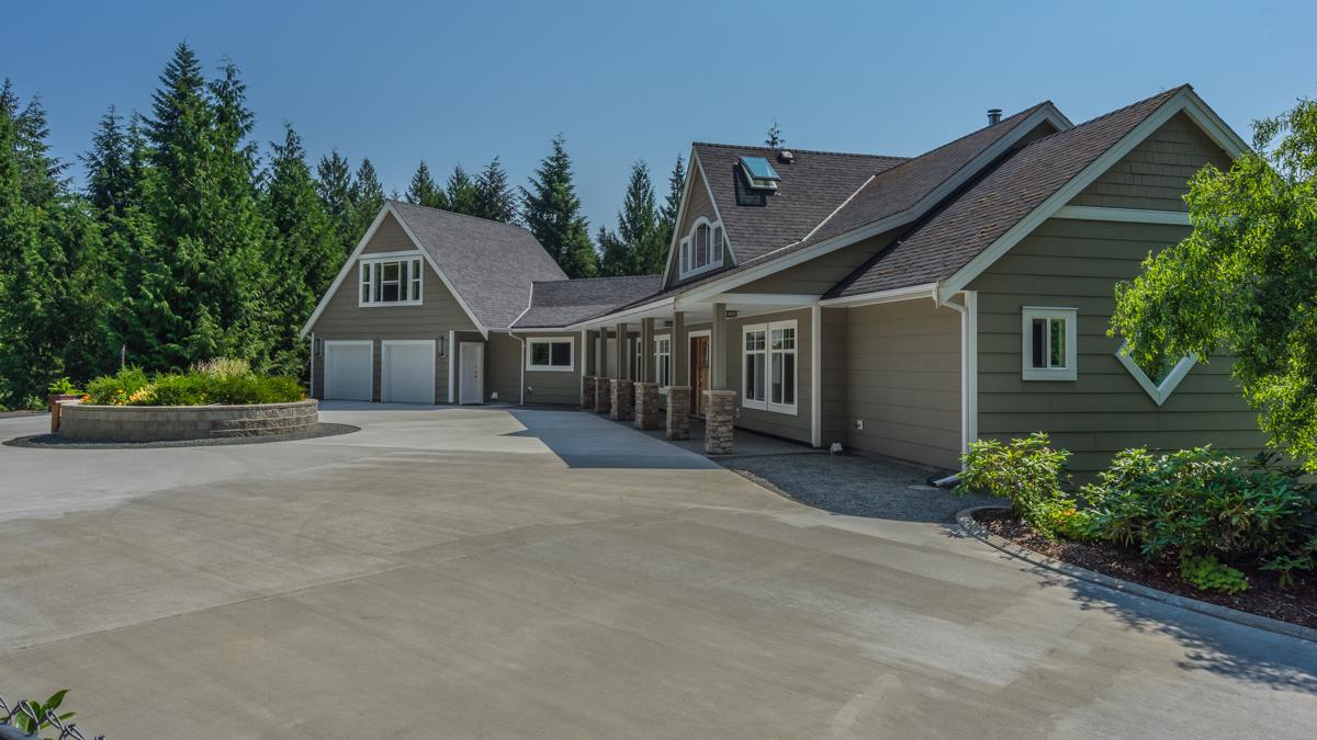 PEACEFUL HOME IN QUALICUM BEACH British Columbia Luxury Homes