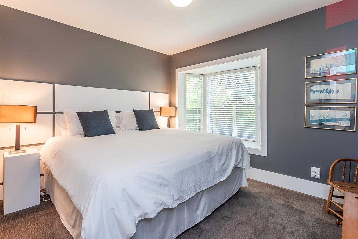 BREATHTAKING PRIVATE HAVEN RANCHER IN SOUTH SURREY British Columbia