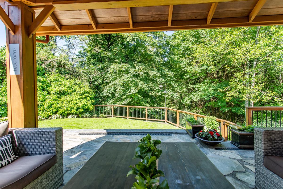 BREATHTAKING PRIVATE HAVEN RANCHER IN SOUTH SURREY British Columbia