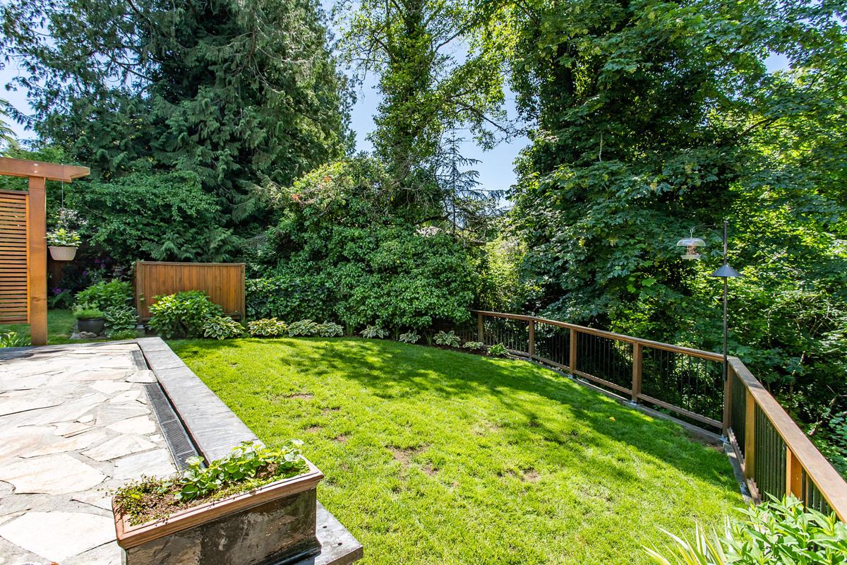 BREATHTAKING PRIVATE HAVEN RANCHER IN SOUTH SURREY British Columbia