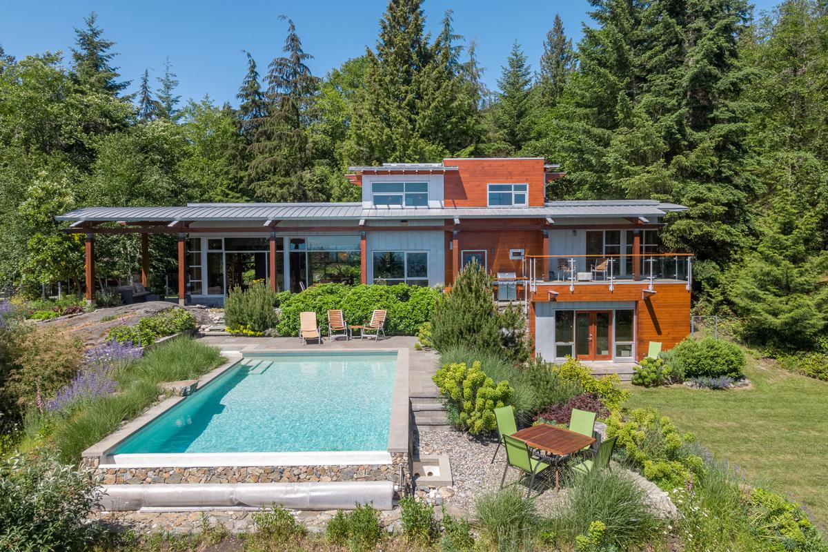 STUNNING ESTATE NESTLED IN A PARKLIKE ACREAGE British Columbia