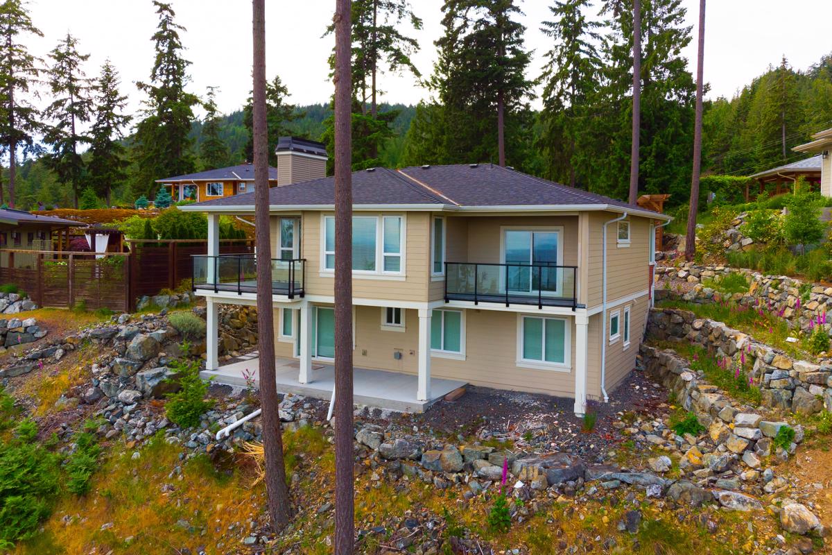 CONTEMPORARY BOWEN ISLAND LIVING