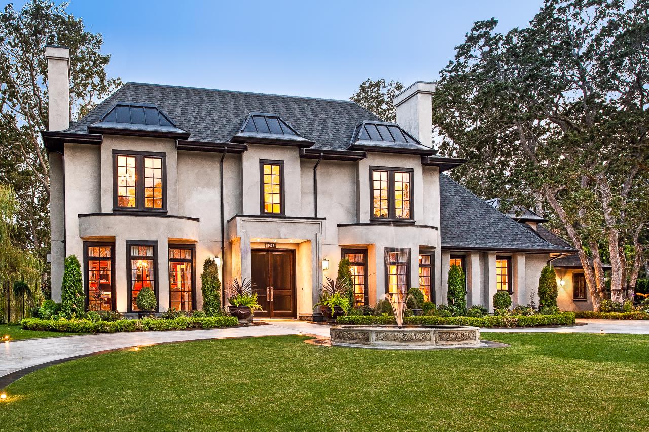 CLASSIC MANOR IN OAK BAY WITH ARCHITECTURAL EXCELLENCE
