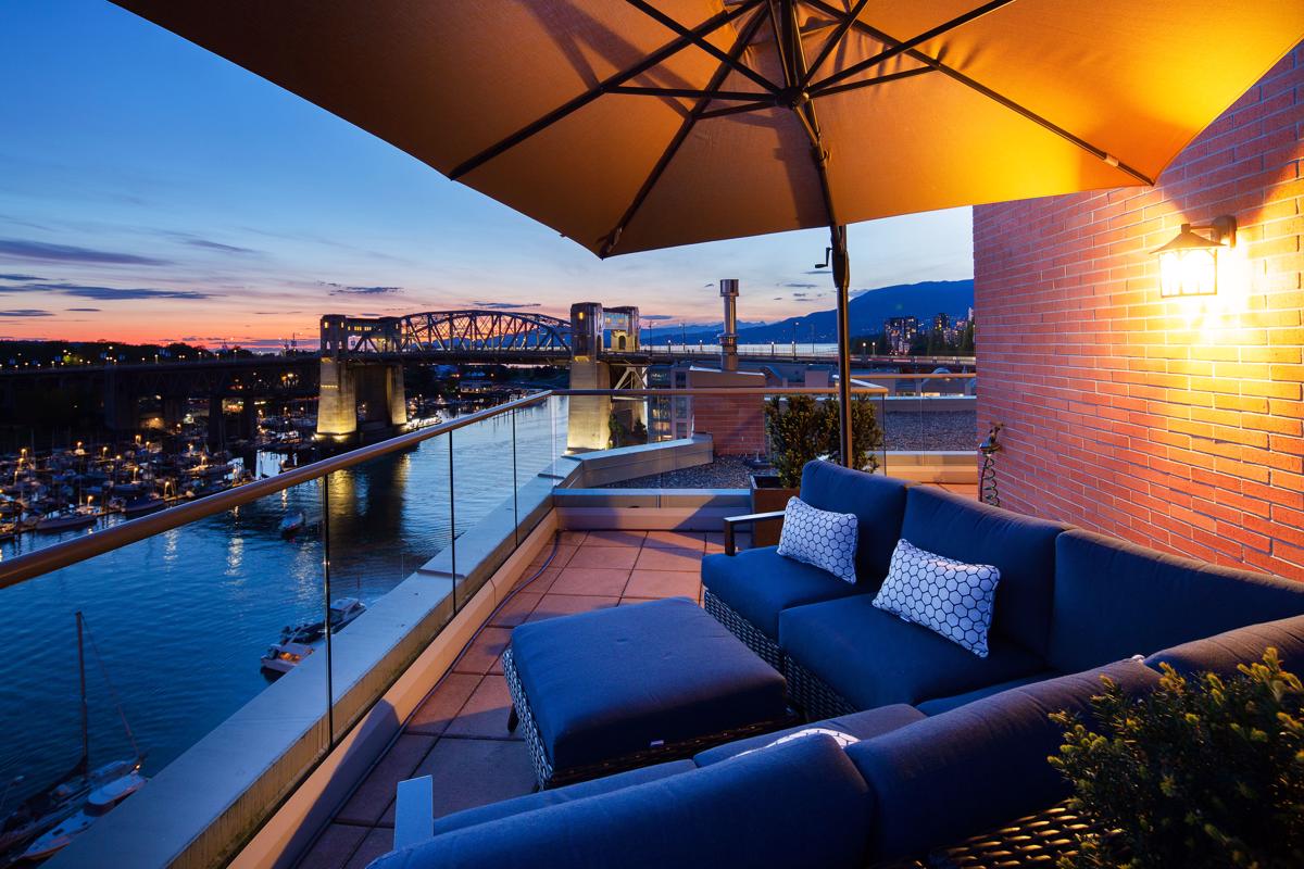 WATERFRONT ONE-LEVEL PENTHOUSE