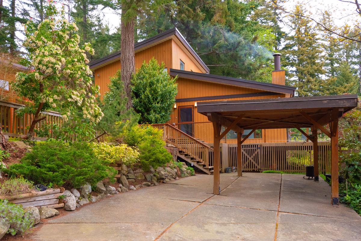 ONE-ACRE PEACEFUL HOME IN BOWEN ISLAND