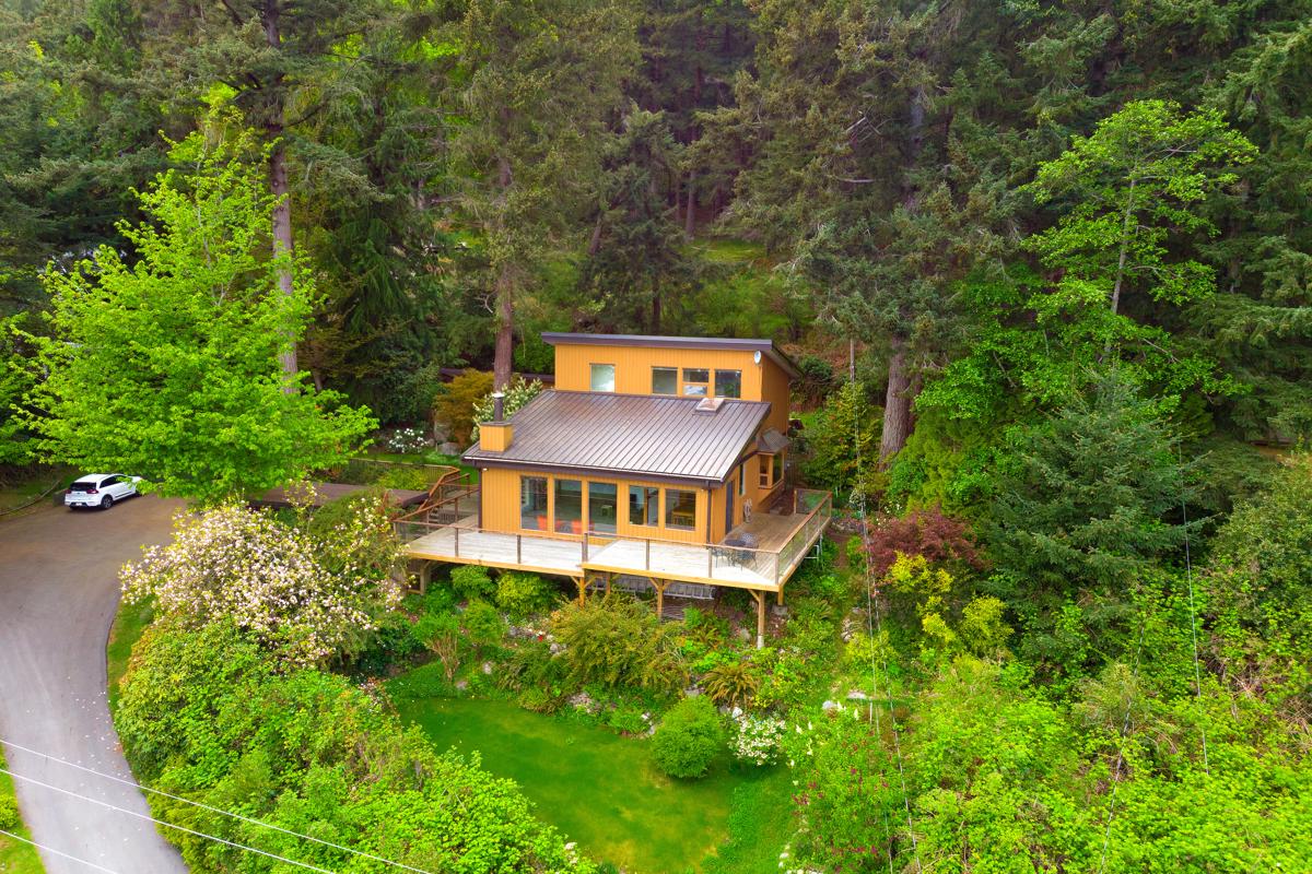 ONEACRE PEACEFUL HOME IN BOWEN ISLAND British Columbia Luxury Homes