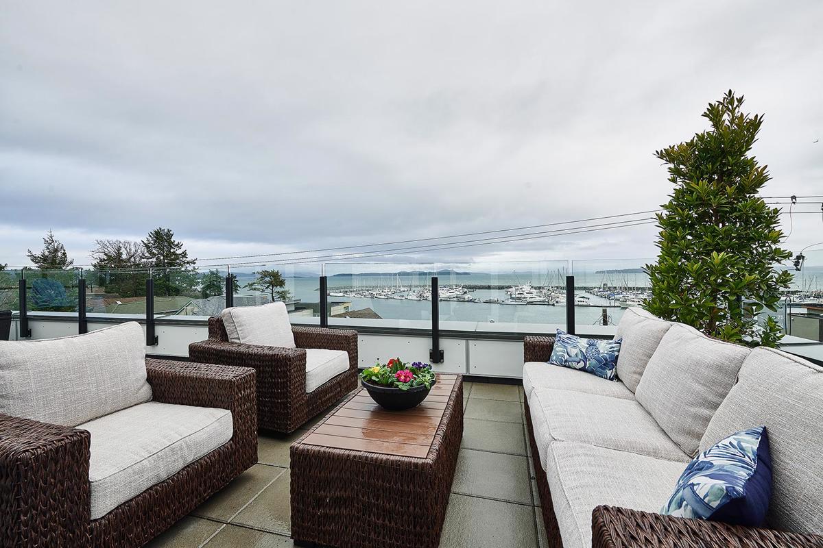 TOP FLOOR CONDO IN CHARMING OCEANFRONT TOWN OF SIDNEY British