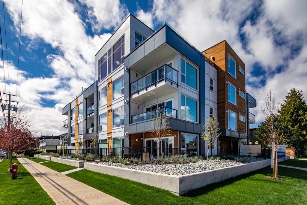 TOP FLOOR CONDO IN CHARMING OCEANFRONT TOWN OF SIDNEY British