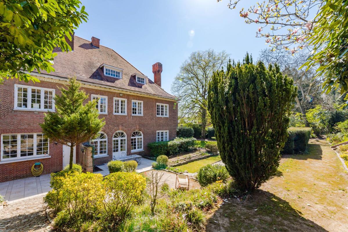 EXCEPTIONAL PROPERTY IN SOUGHT-AFTER LOCATION