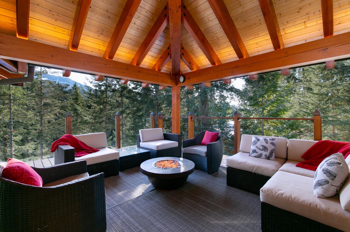 MAJESTIC LAKE AND MOUNTAIN VIEW HOME British Columbia Luxury Homes