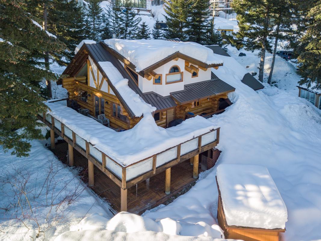 BEAUTIFUL LOG HOME WITH STUNNING MOUNTAIN VIEWS British Columbia