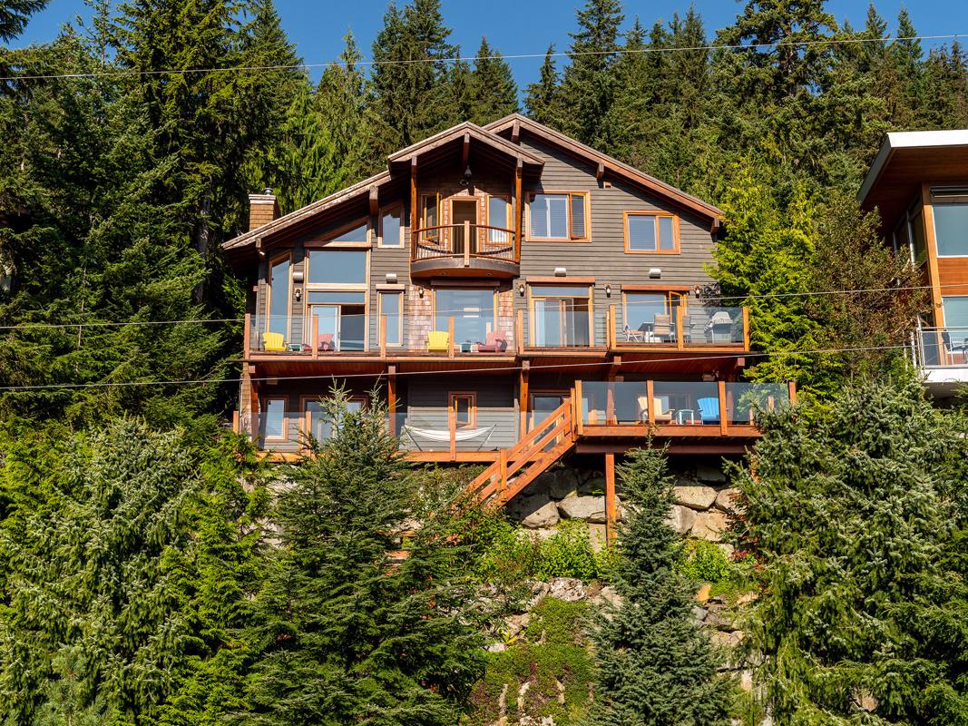 LAKEFRONT AT ITS BEST British Columbia Luxury Homes Mansions For