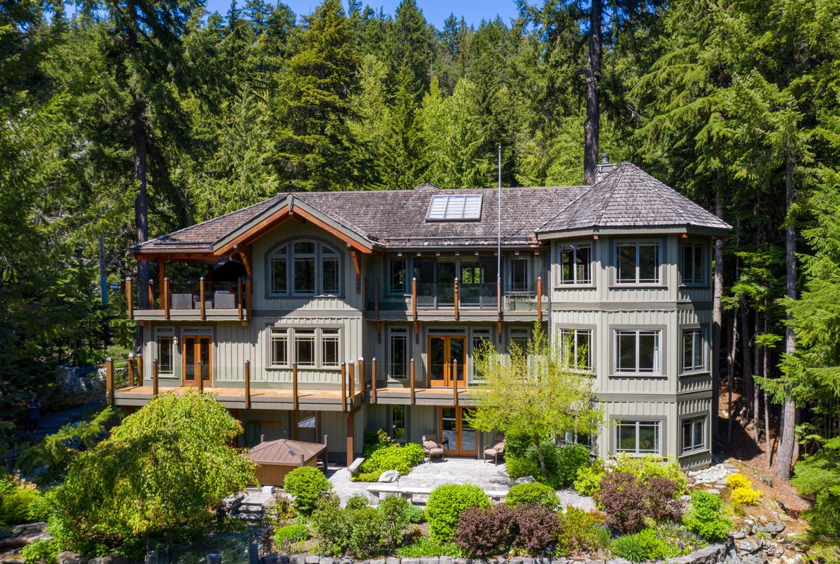MAJESTIC LAKE AND MOUNTAIN VIEW HOME British Columbia Luxury Homes