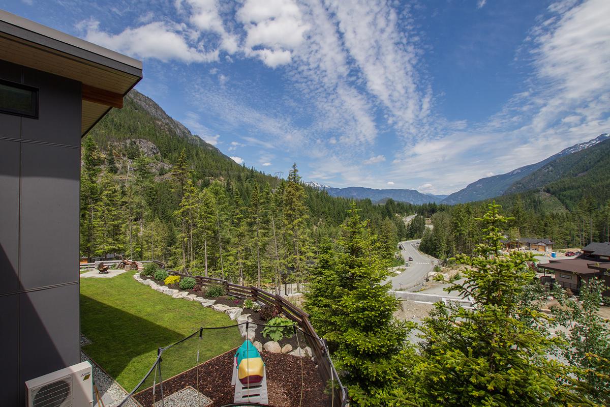 STUNNING CONTEMPORARY WHISTLER RETREAT British Columbia Luxury Homes
