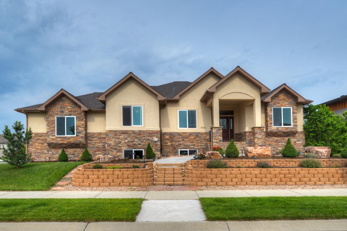 BEAUTIFUL RANCH WITH LOVELY WEST FACING WALKOUT BASEMENT
