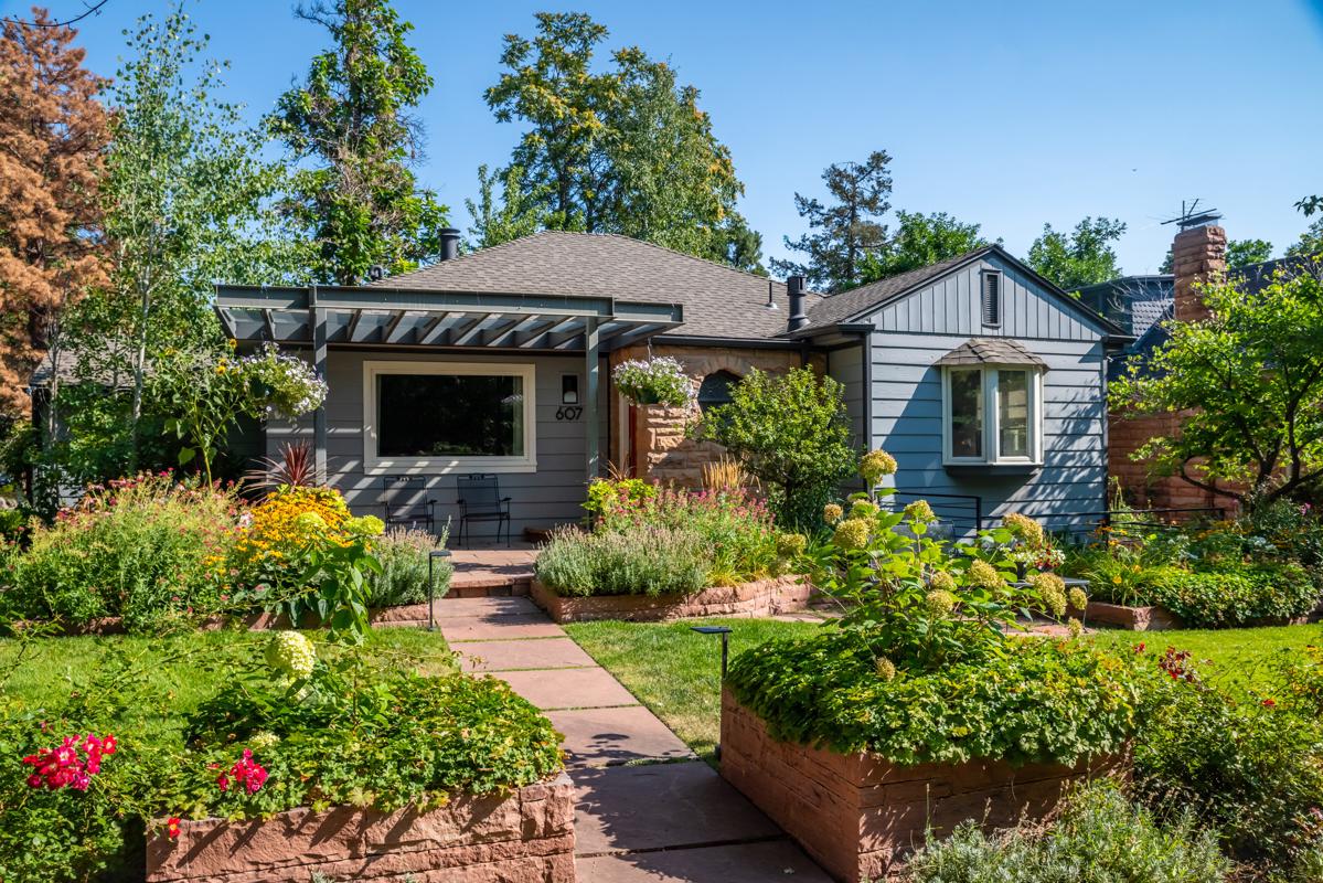 MODERN ELEGANCE ON MAPLETON HILL!