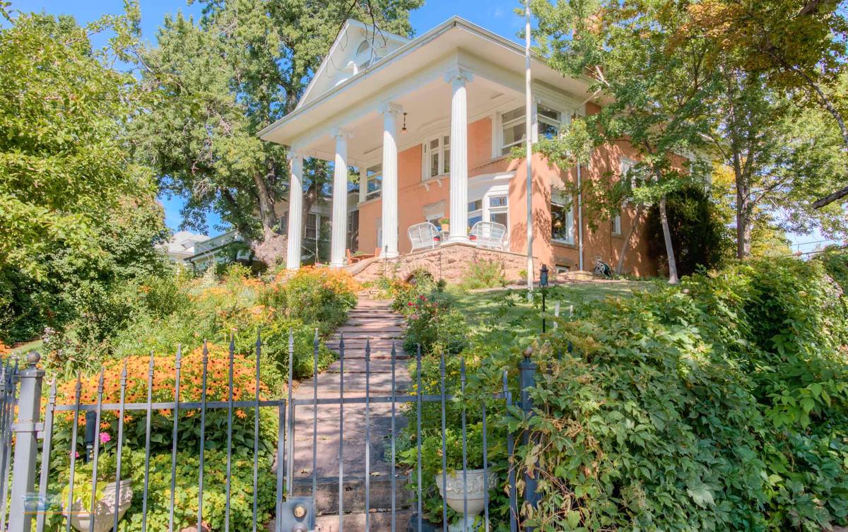 ICONIC MAPLETON HILL BEAUTY
