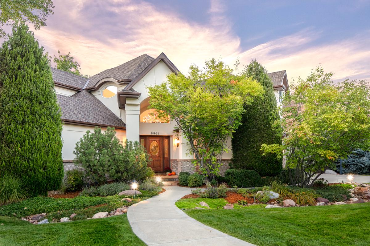 MAJESTIC SETTING - STUNNING YARD!