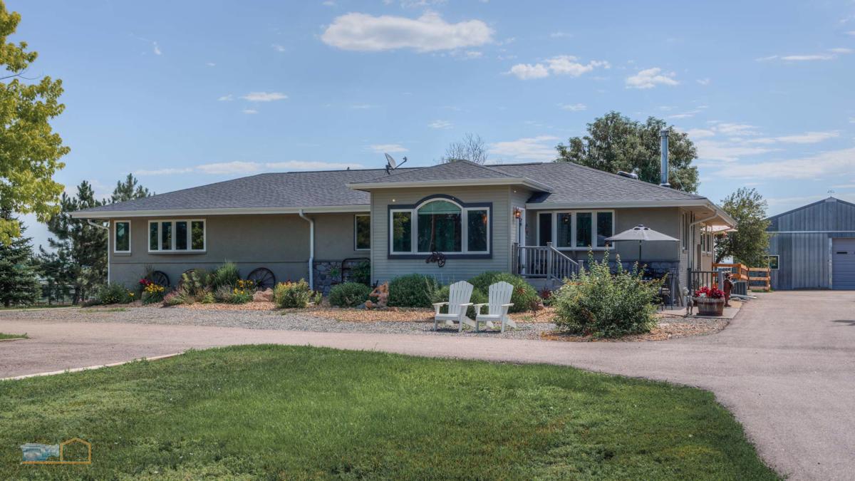 IDEAL COUNTRY SETTING CLOSE TO ALL CONVENIENCES