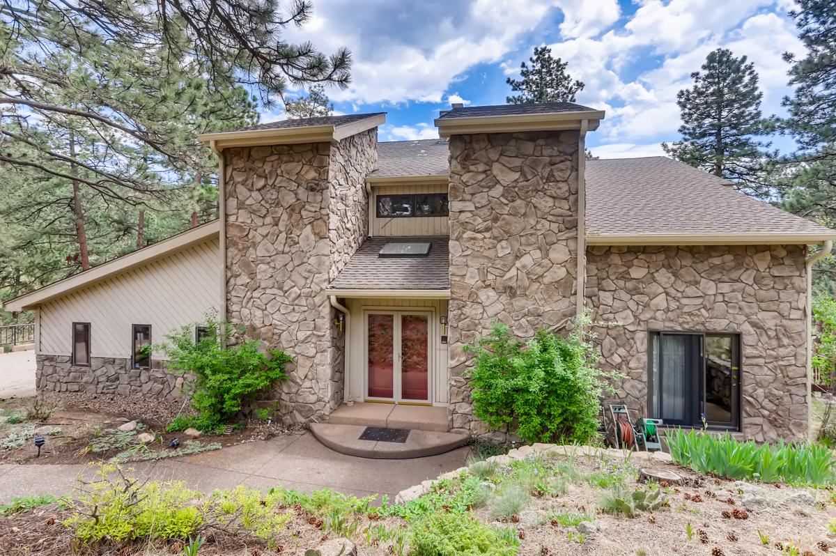 ESCAPE TO THIS BEAUTIFUL MOUNTAIN PROPERTY