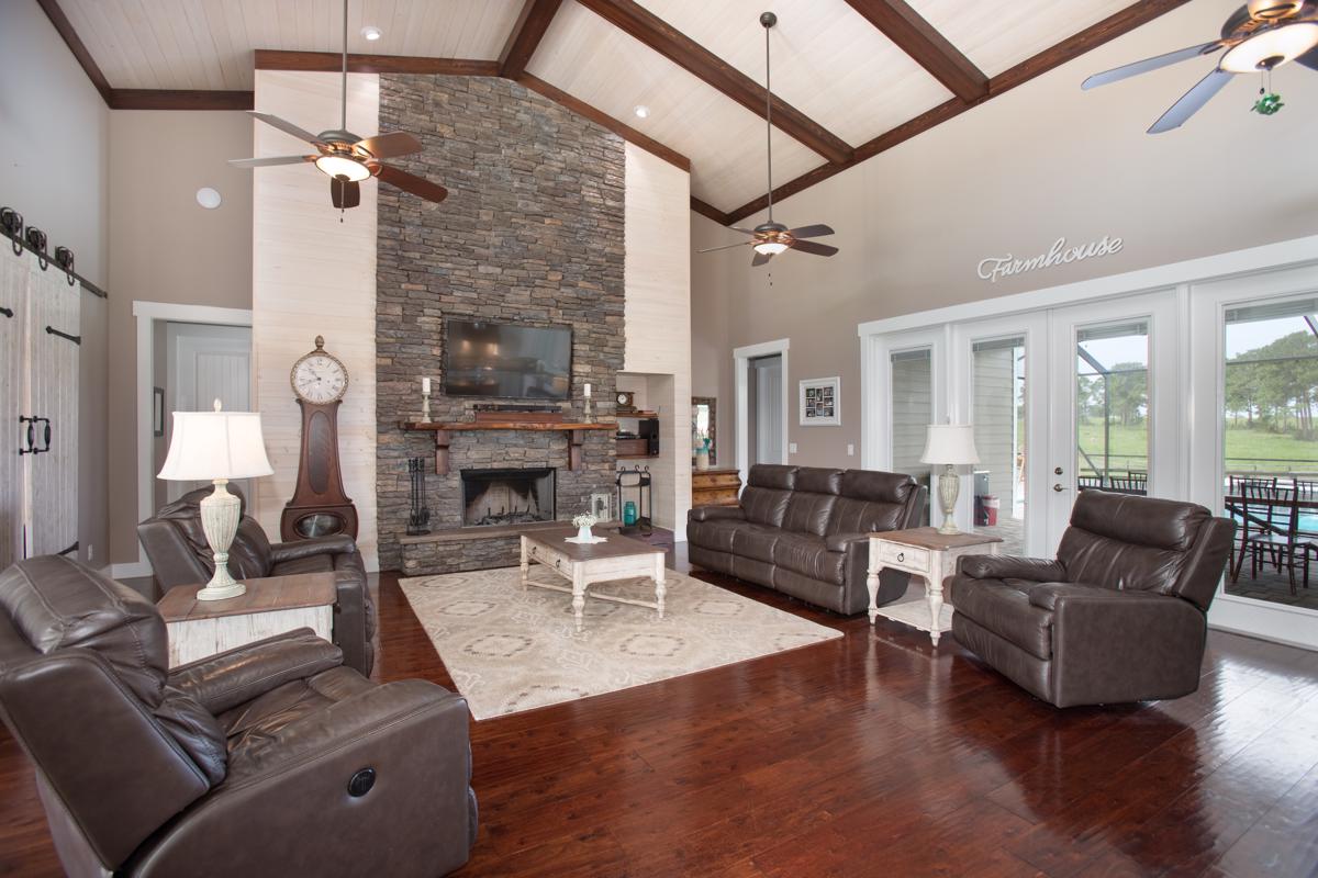 10英亩牧场上的定制农舍 luxury properties