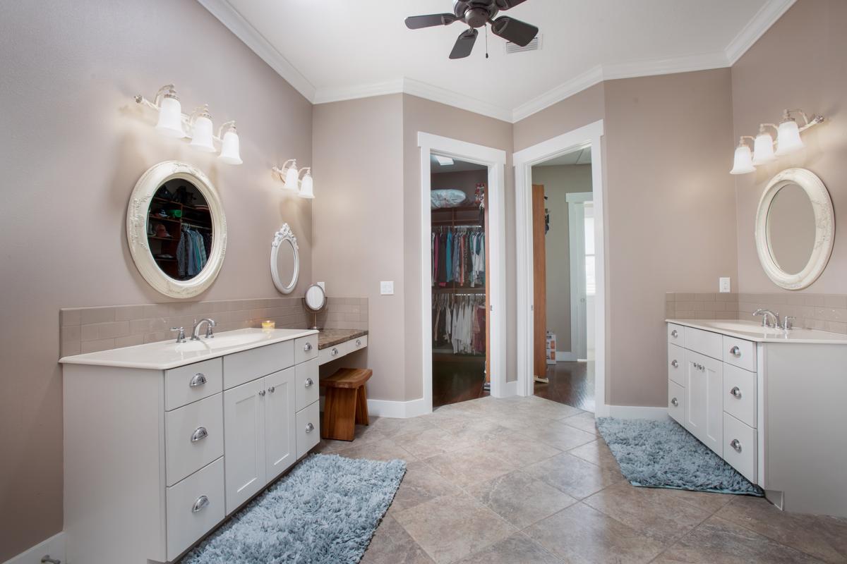 Luxury homes 10英亩牧场上的定制农舍