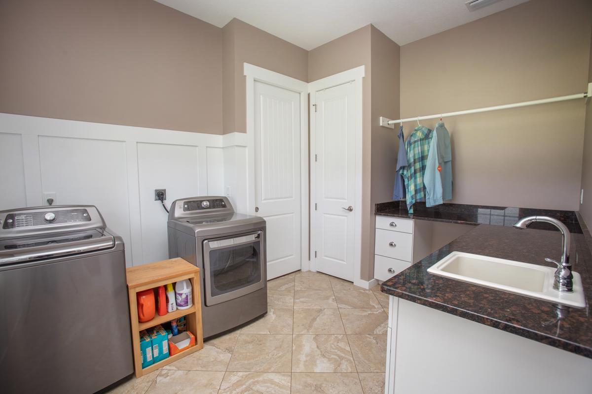 Luxury real estate 10英亩牧场上的定制农舍