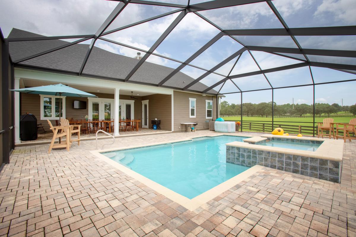 Luxury properties 10英亩牧场上的定制农舍