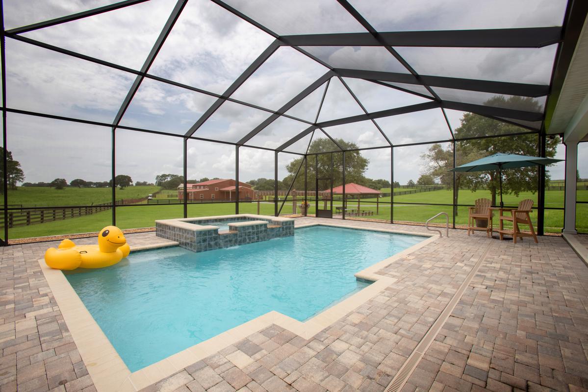 10英亩牧场上的定制农舍 luxury properties