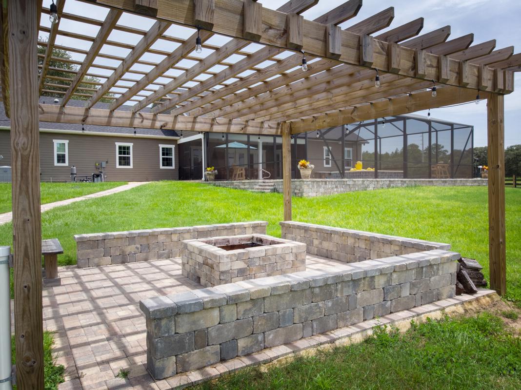 Mansions in 10英亩牧场上的定制农舍