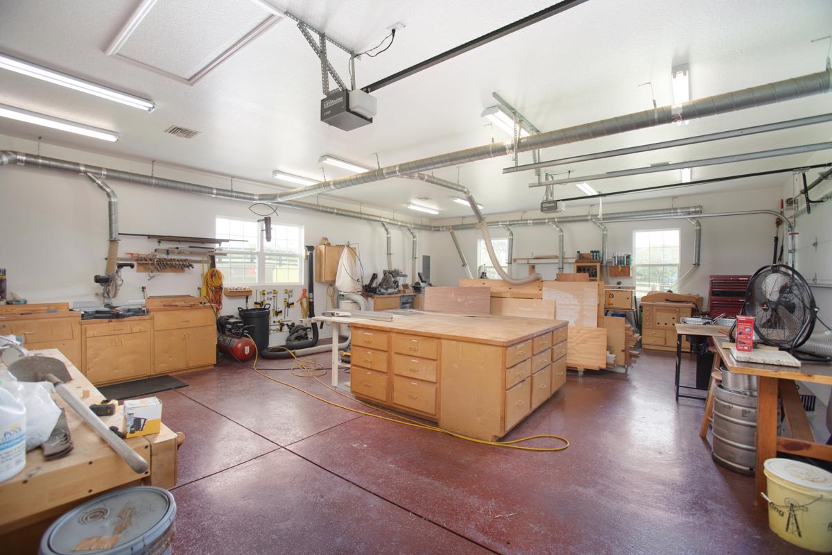 Mansions 10英亩牧场上的定制农舍