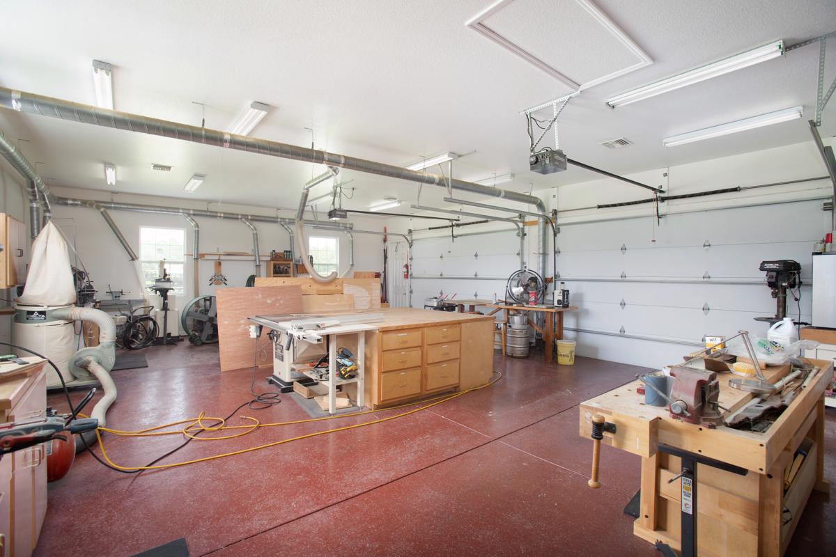 10英亩牧场上的定制农舍 mansions